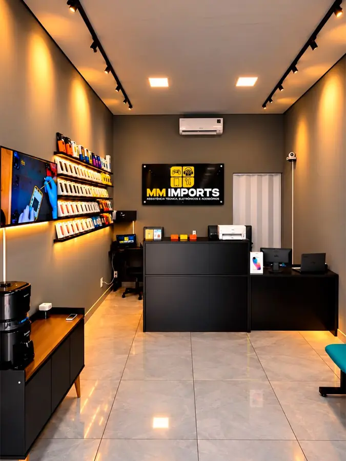 Interior da loja MM Imports com bancada e acessórios